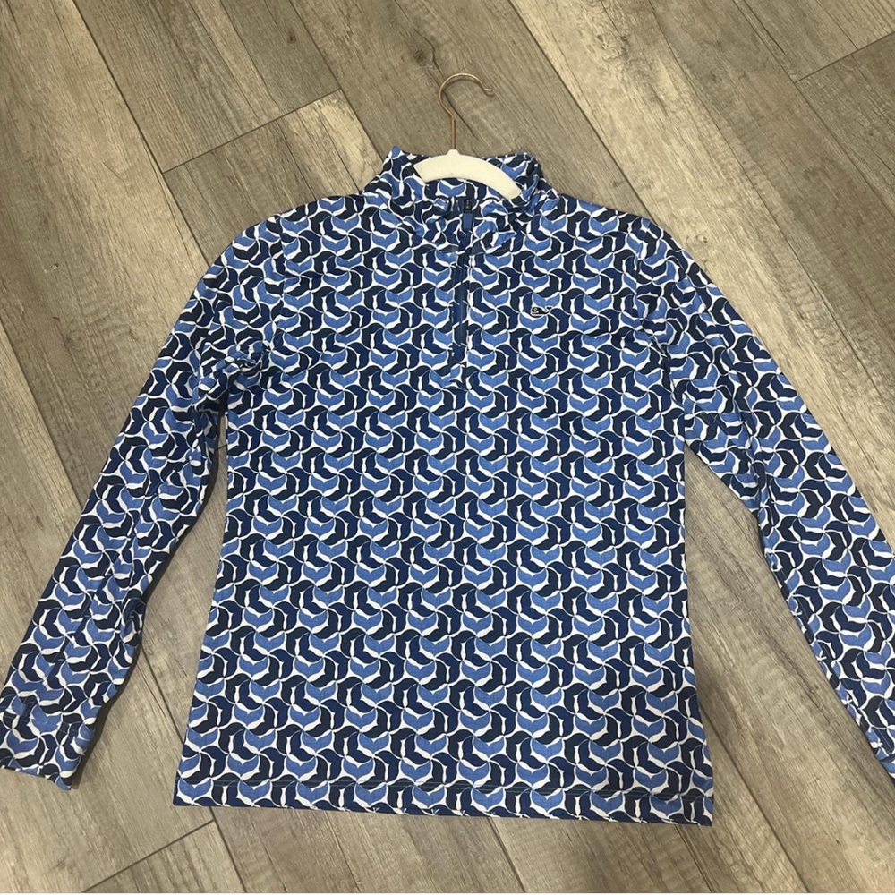 VINEYARD VINES (could def be women’s xs)Blue and White Geometric Long Sleeve